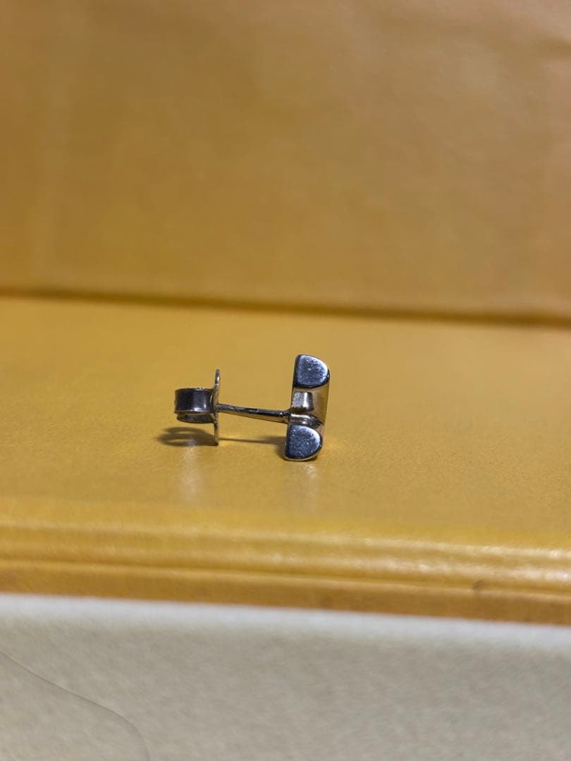 Louis Vuitton エッセンシャルVピアス(片耳用)