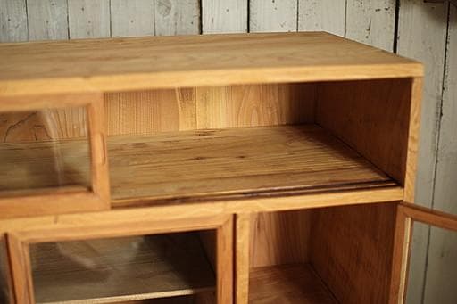 古い木枠のガラス戸棚　木製引き出し6杯