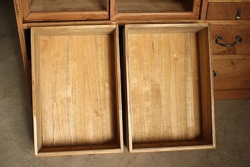 古い木枠のガラス戸棚　木製引き出し6杯