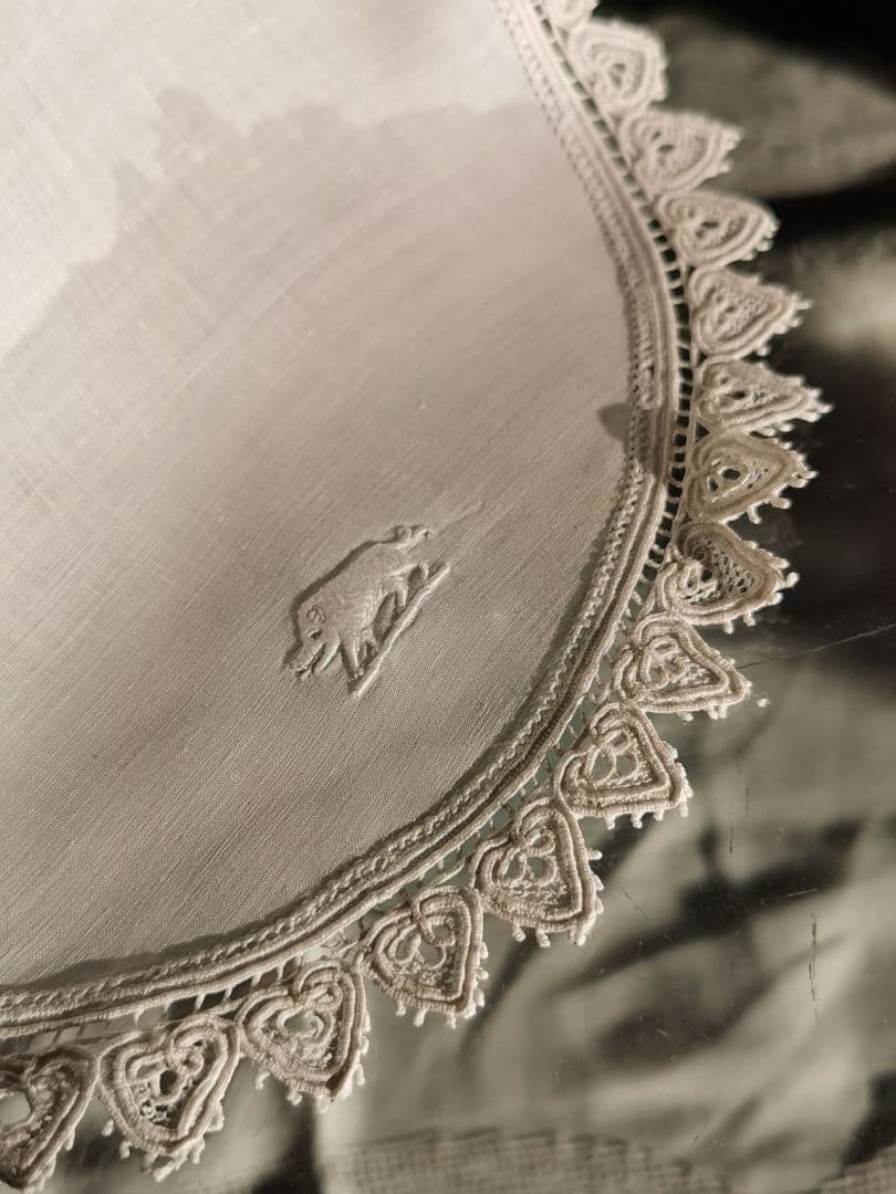 アンティーク 猪いのししアペンツェル刺繍 精緻なニードルワーク♤ ドイリー