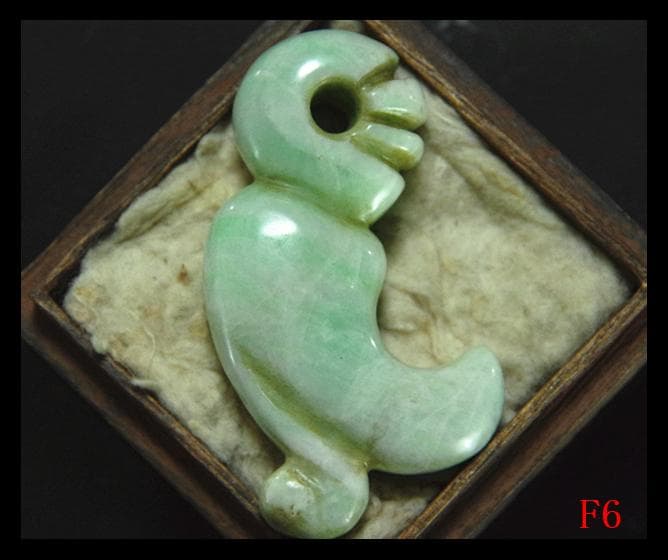 縄文期極希少呪術性がが高い★糸魚川ろうかん硬玉翡翠製★尾付き頭部刻線異状獣形勾玉