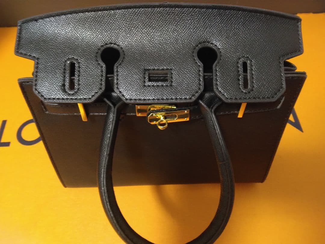 ルイヴィトン南京錠＋おまけノーブランドトートバッグ２５size黒＋ゴールド