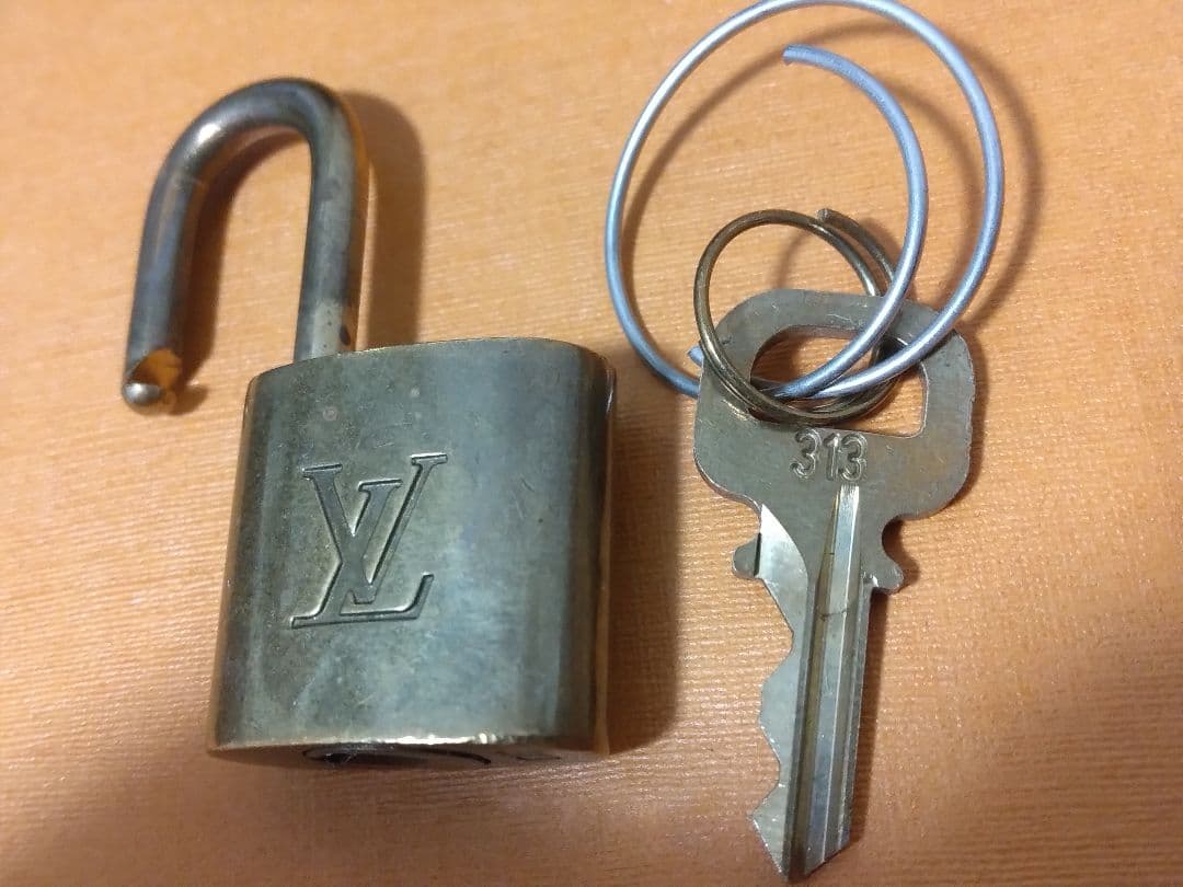 ルイヴィトン南京錠＋おまけノーブランドトートバッグ２５size黒＋ゴールド
