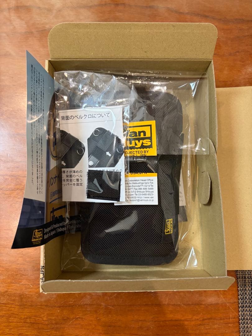 バンナイズ 縦型キャリングケース 新品未使用 iPhone15ProMax他対応