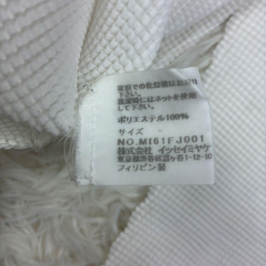 美品　イッセイミヤケMe　ハイネック　長袖プリーツカットソー　ホワイト　FREE