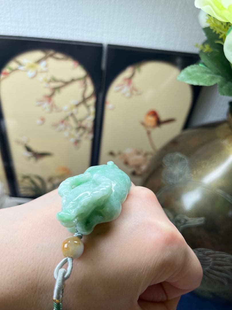 デカい❣️天然本翡翠　健康、やる気満々、濃い目満陽緑翡翠の丑牛干支　鑑定書付き