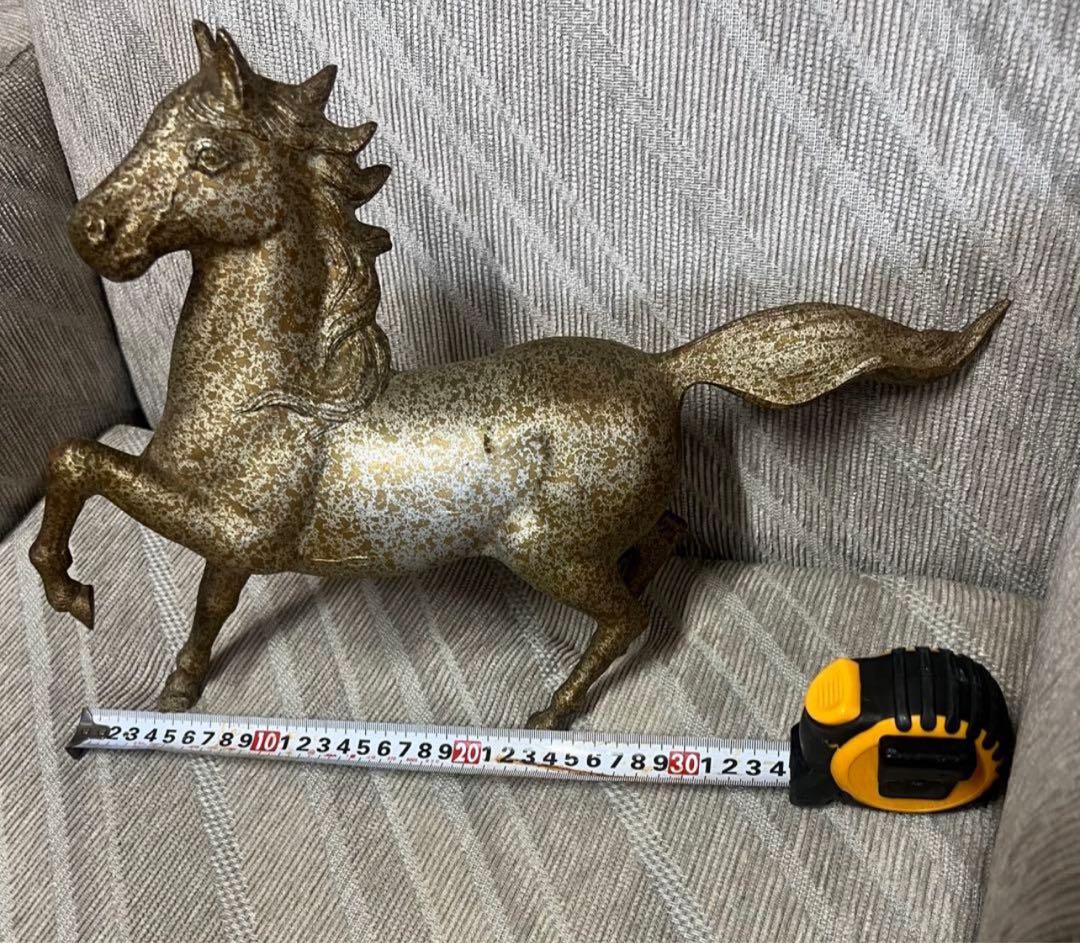 金色の馬の置物