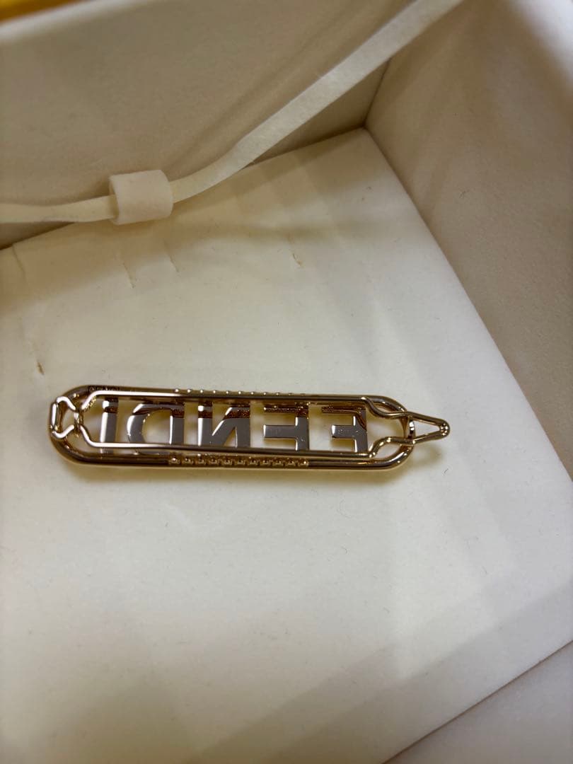 【新品未使用】FENDI クリスタルヘアクリップ