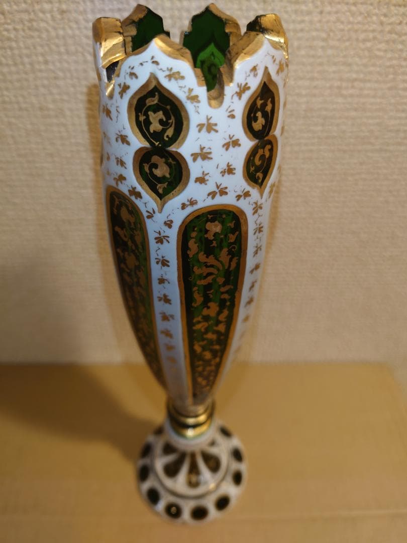 西洋アンティーク　1880年代　ボヘミアガラス　オパーリン　金彩唐草紋様　花瓶
