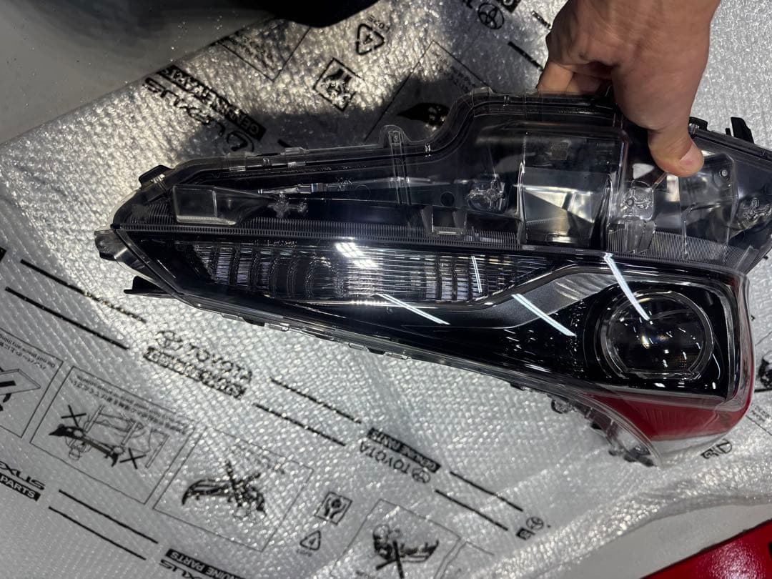 プリウス　ZVW51 右ヘッドライト　LED 純正品番81145-47850