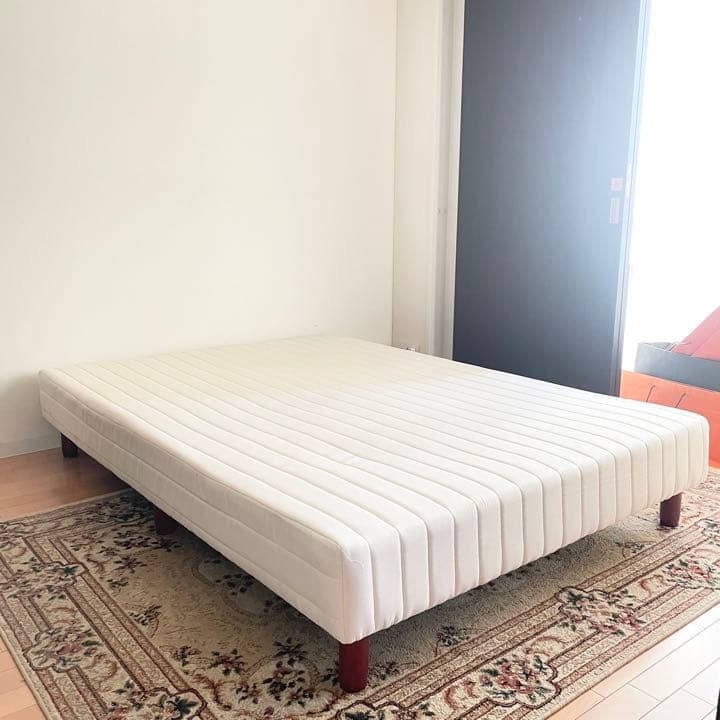 ダブルベッド 脚付き
