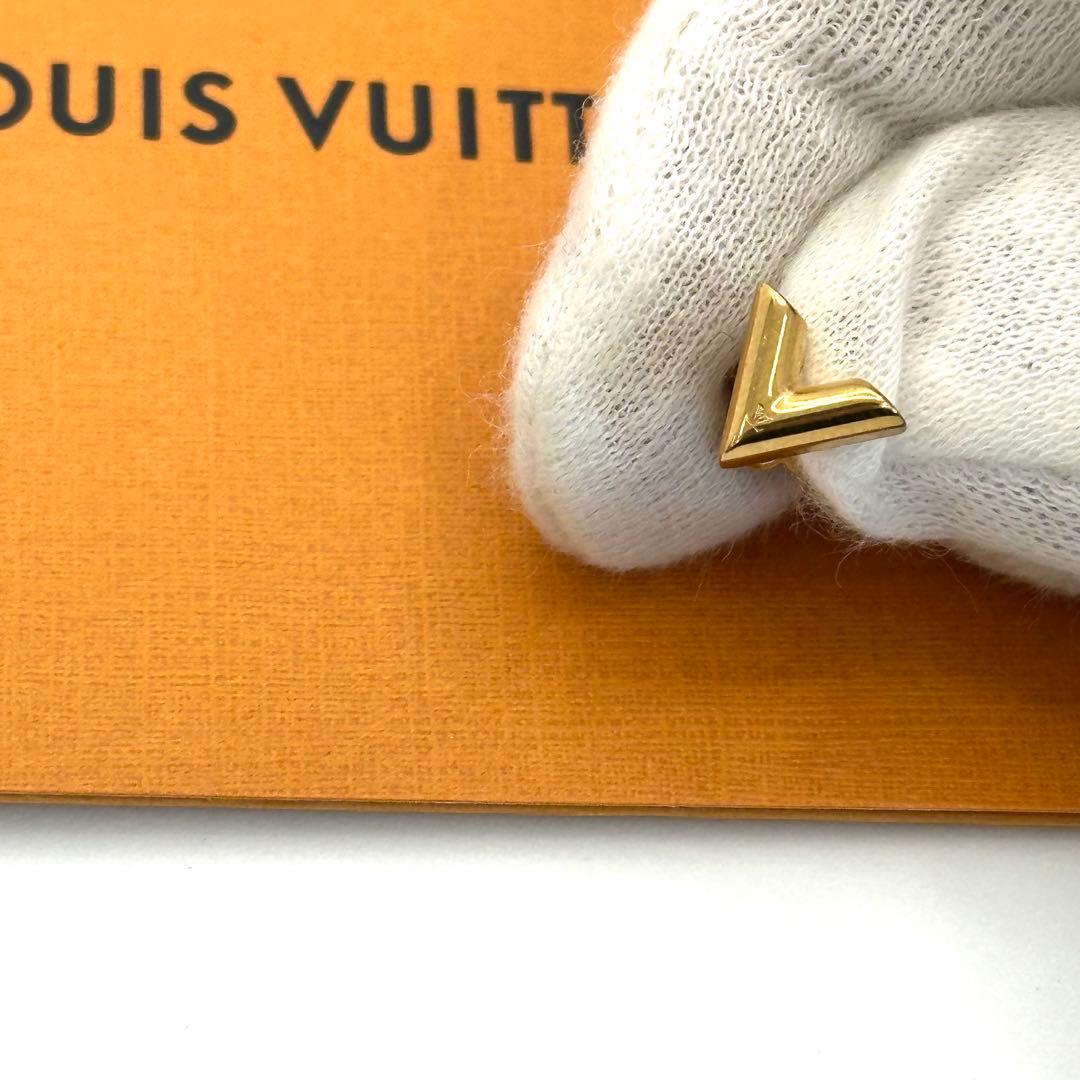 希少✨LOUISVUITTON エッセンシャル　V ピアス　ゴールド　刻印