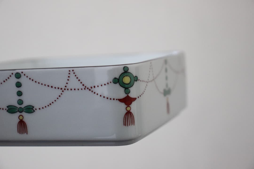 未使用・箱入　有田焼　賞美堂　其泉窯　錦日輪赤玉瓔珞紋２段重　角２段重