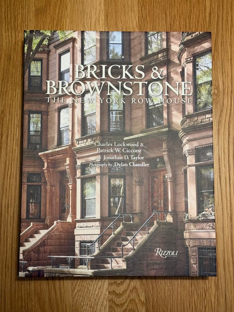 Bricks and Brownstone: The New York 洋書