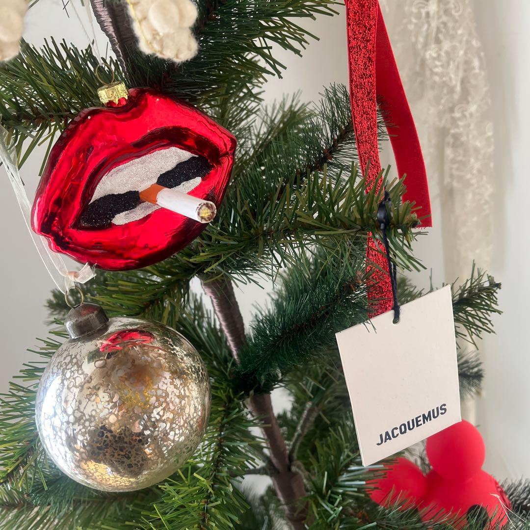 アスティエ。赤い唇のクリスマスオーナメント