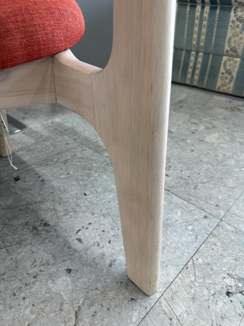 ニトリ　ダイニングチェア　リラックスワイド　オレンジ