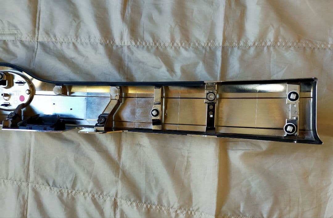 【美品】80系 ヴォクシー 後期型 純正 リヤ ゲート バックドア ガーニッシュ