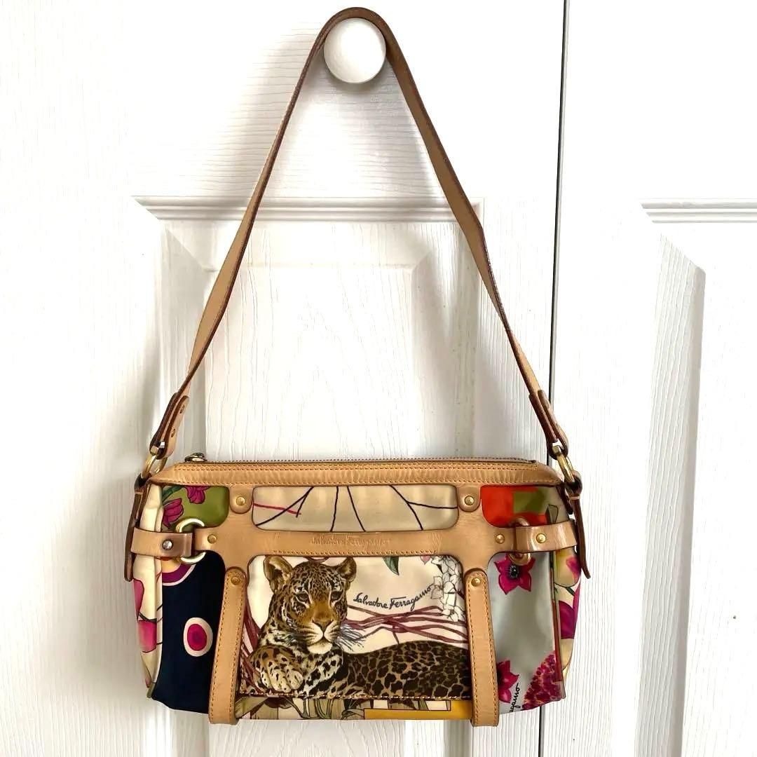 人気デザインSalvatore Ferragamo レオパード ショルダーバッグ