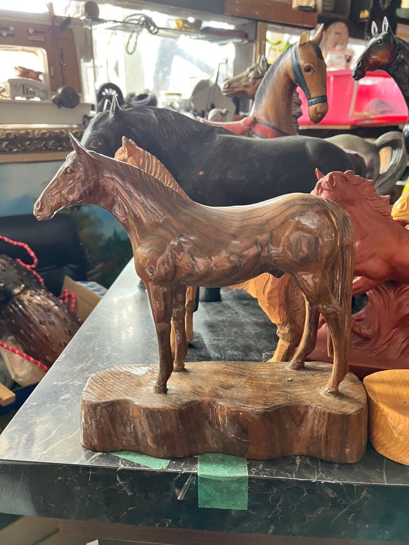 馬の一刀彫り、一位一刀彫、土台付き一刀彫り馬、飛騨一刀彫り風、木目が綺麗な馬彫刻