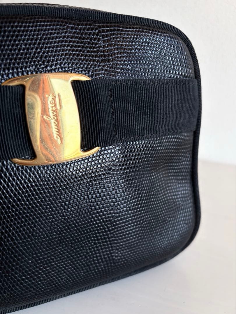 フェラガモ　ショルダーバッグ リザード型押し ヴァラ 黒 リボン