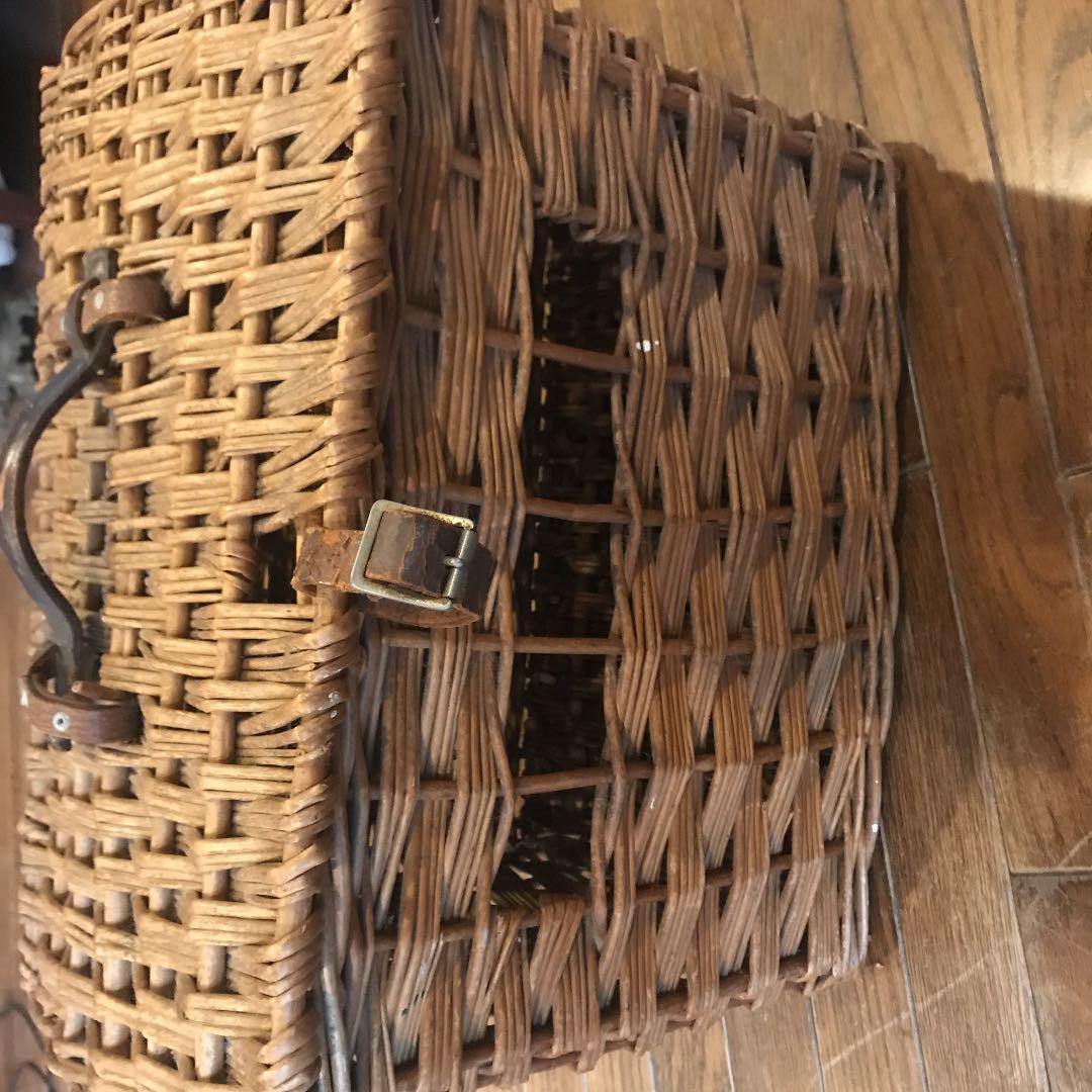 アンティーク籐のカゴバスケット犬のキャリーにも素敵持ち手は革製で部屋のインテリア