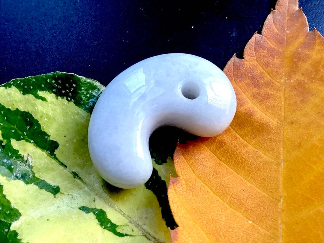 ✳️最後の1個 極上ラベンダー　糸魚川翡翠勾玉　お身近に本物の御守り石を　鑑別書付