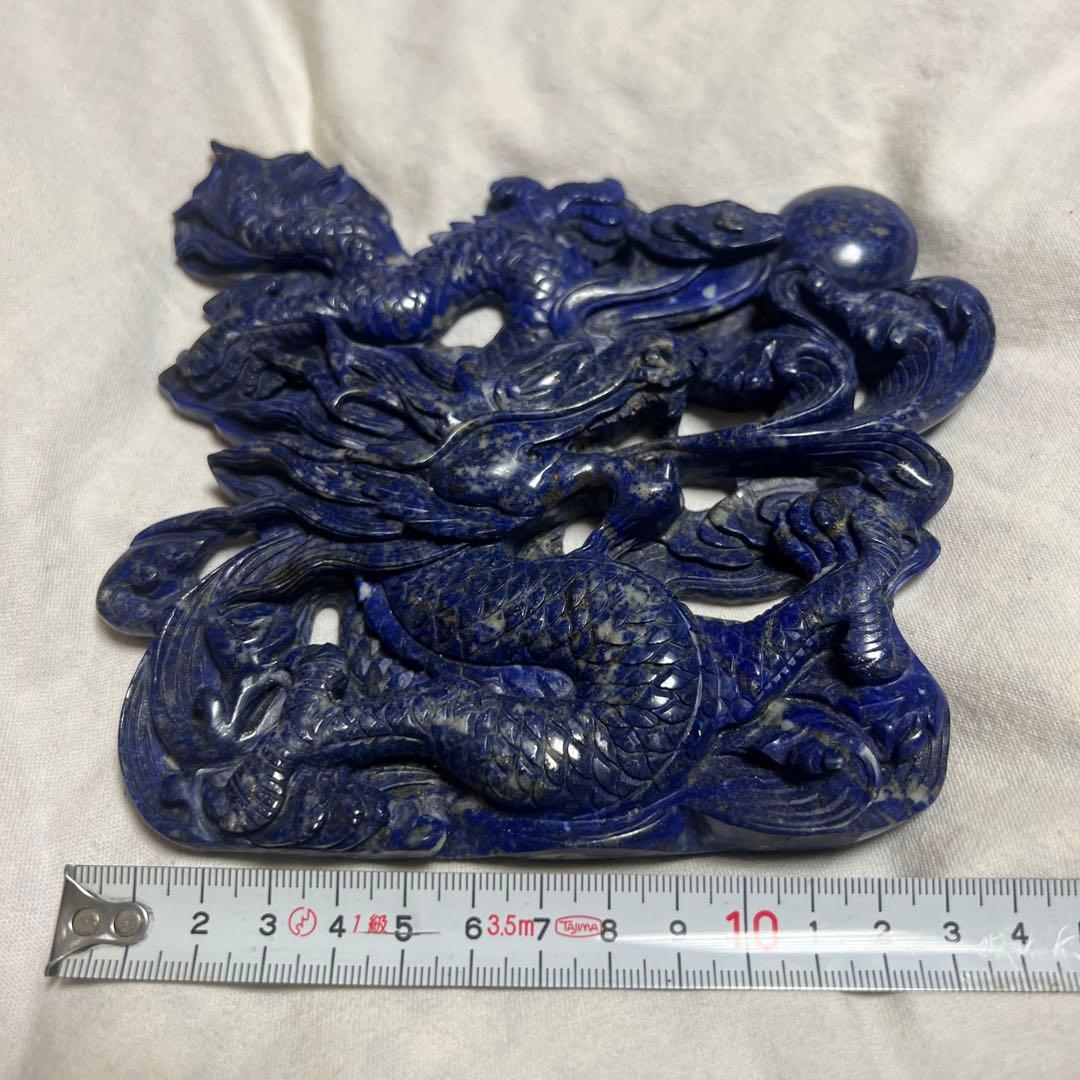 ラピスラズリでできた龍の彫刻です　風水