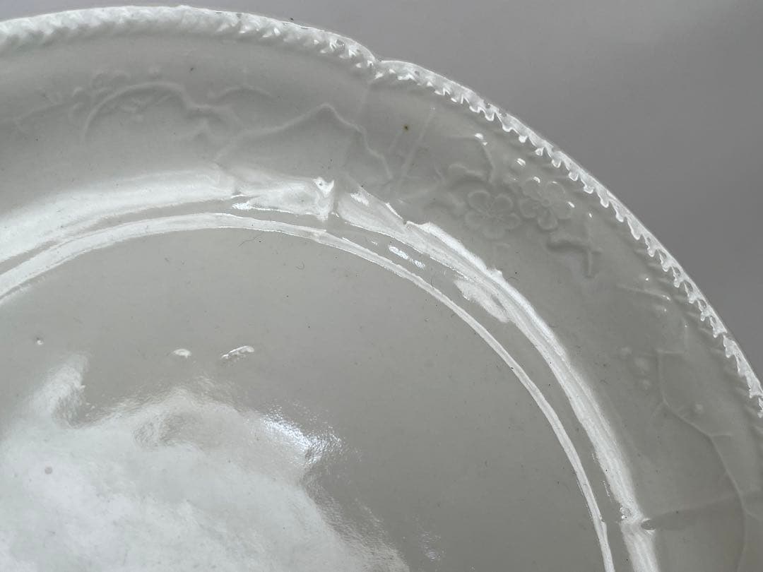 骨董　アンティーク　柿右衛門白磁　陽刻　印刻　柿右衛門　輪花皿　松竹梅　六寸皿