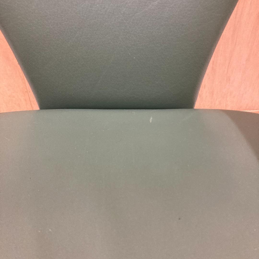 【飛騨産業】キツツキ　アームチェア　ダイニングチェア　革　C