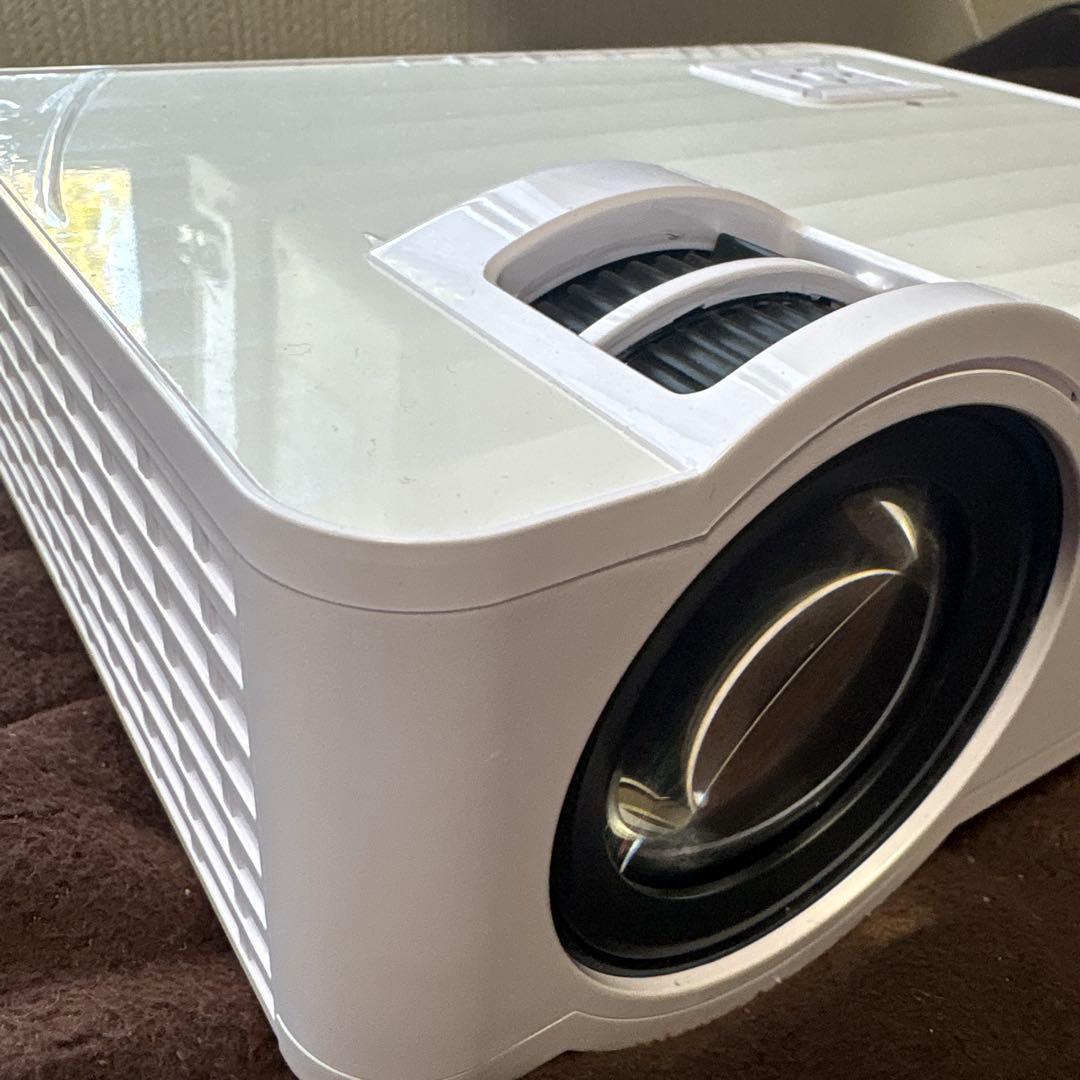 ホワイト　プロジェクター 付属品あり　動作確認済み