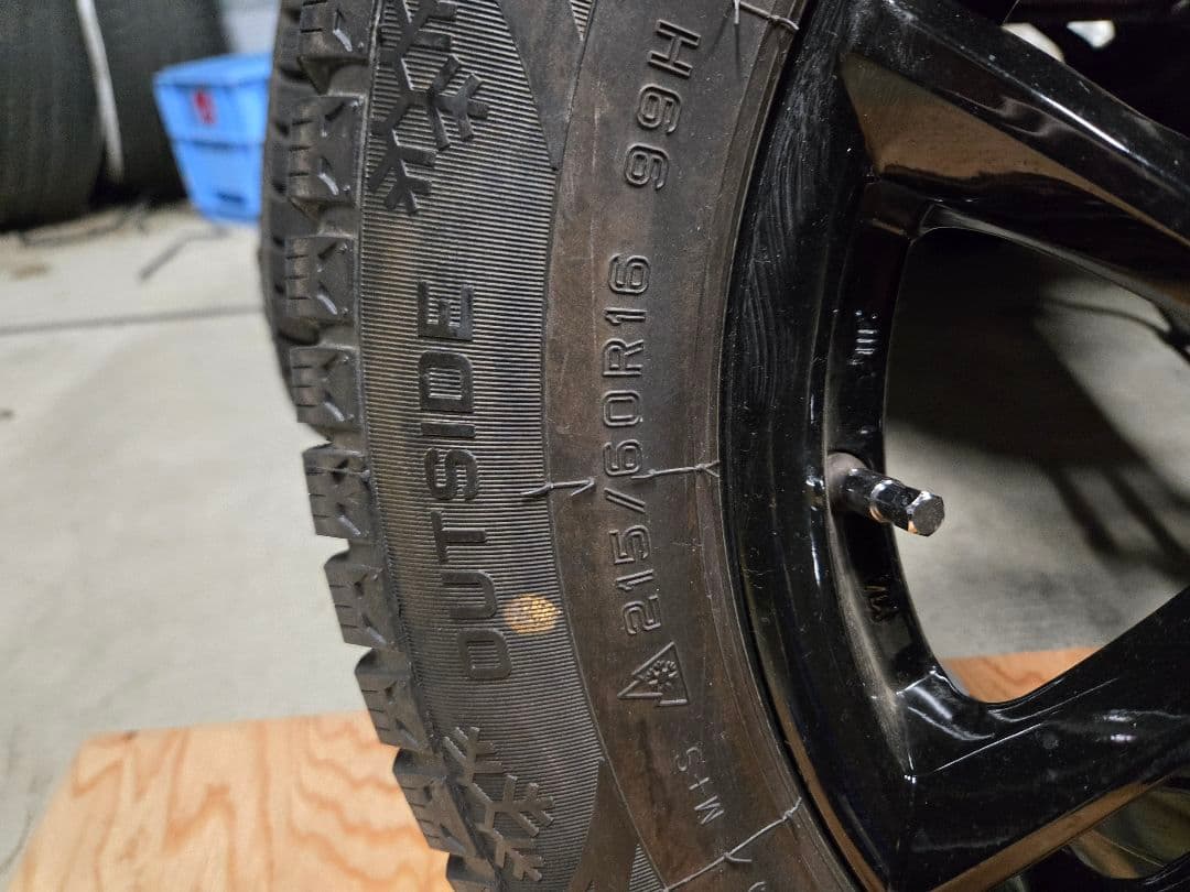 スタッドレスタイヤ　215/60 16インチ アルミホイール付き 発送1/7〜