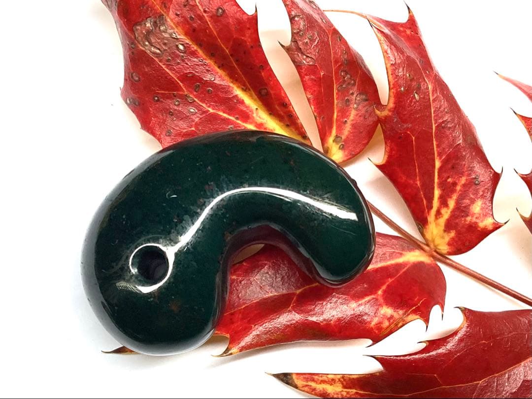 ✳摩訶不思議な力　特大出雲石勾玉【碧玉】赤い鉄分浮かぶ濃厚な結晶　鑑別書付‼️