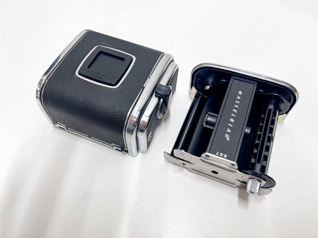 Hasselblad 503CX カメラボディとフィルムマガジンとストラップ