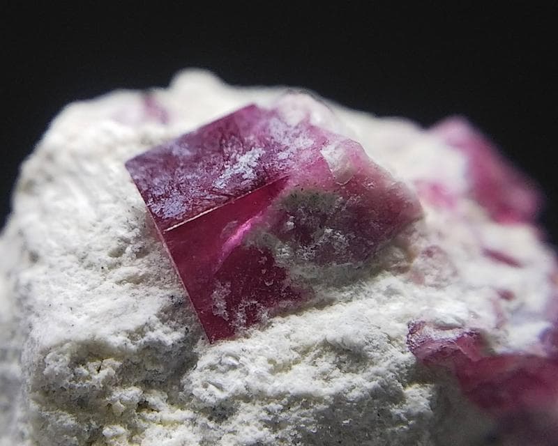 351 複数結晶 レッドベリル ビクスバイト レッドエメラルド 結晶 標本