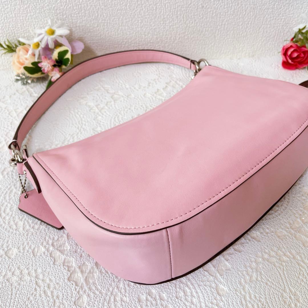 美品★コーチ ショルダーバッグ 2WAY 斜め掛け 肩掛け ピンク系 チャーム付