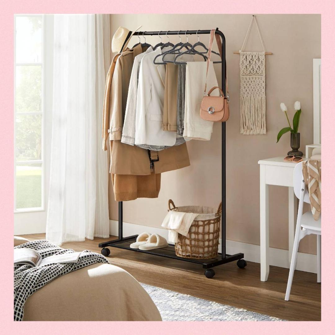キャスター付きの頑丈でスリムなハンガーラック、場所を取らずに収納