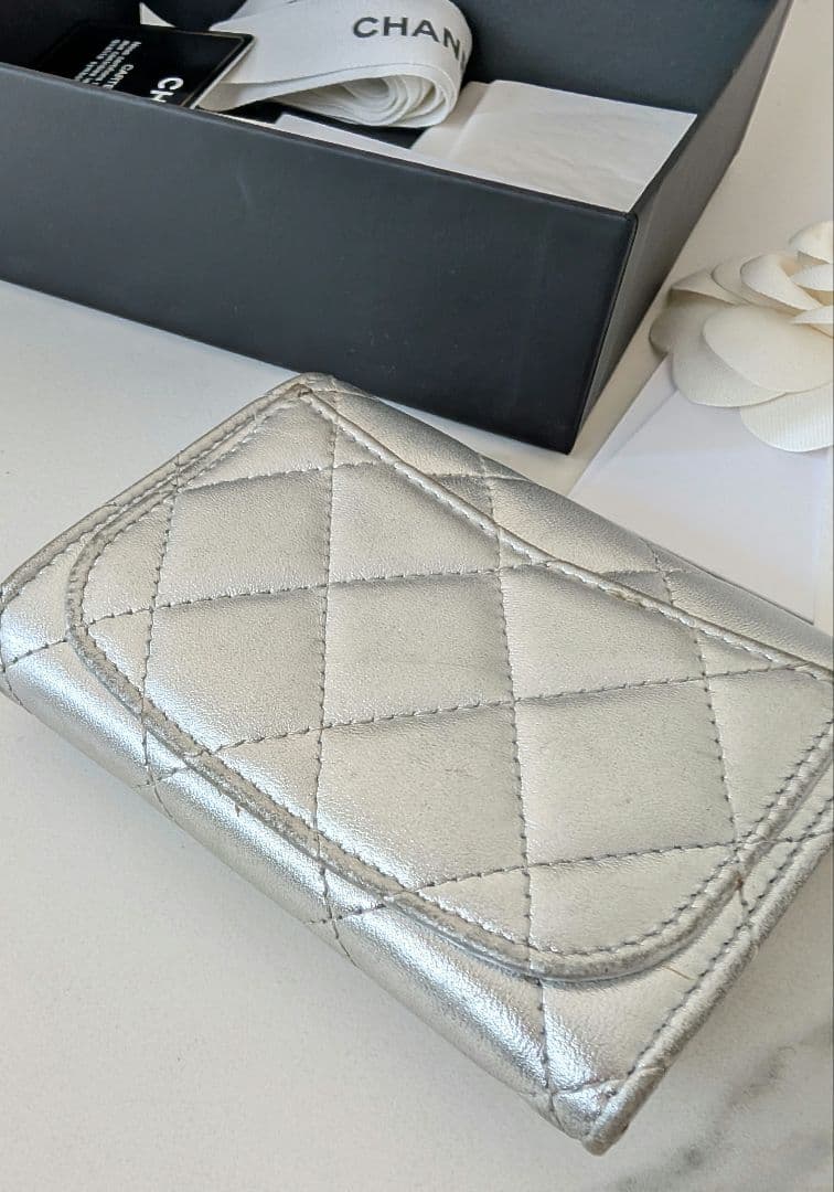 CHANEL シャネル メタリックシルバー キルティング 財布 カード 名刺