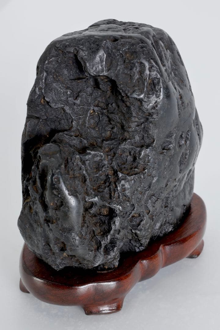 姫川産 黒石 銘石 鑑賞石 1.3kg 台座付 水石 自然石 原石 盆石 景石