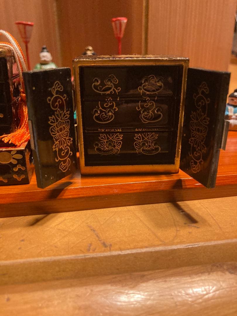 小さい小さい雛人形と雛道具