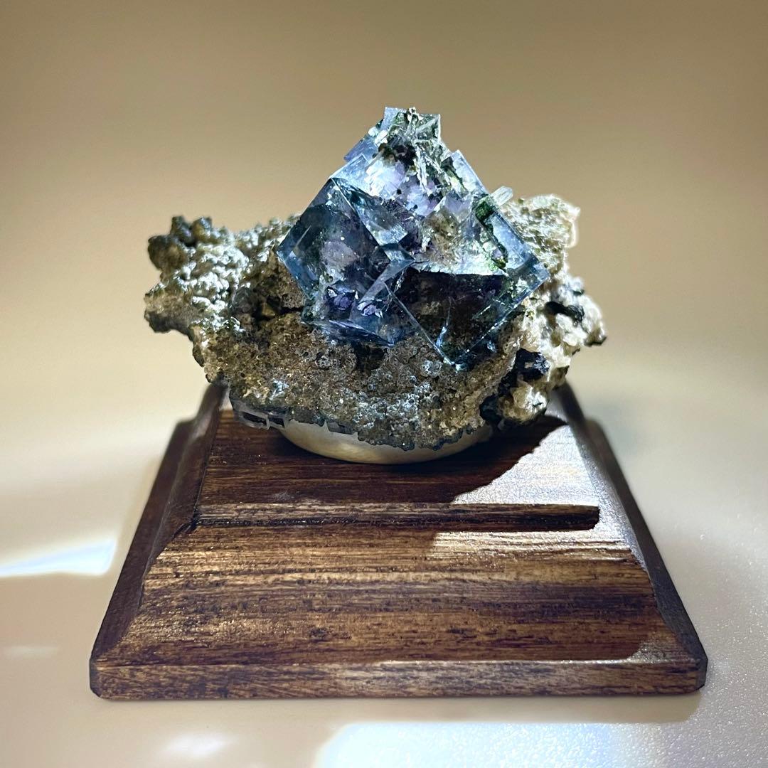 中国 ヤオガンシャン鉱山産 フローライト(母岩付)