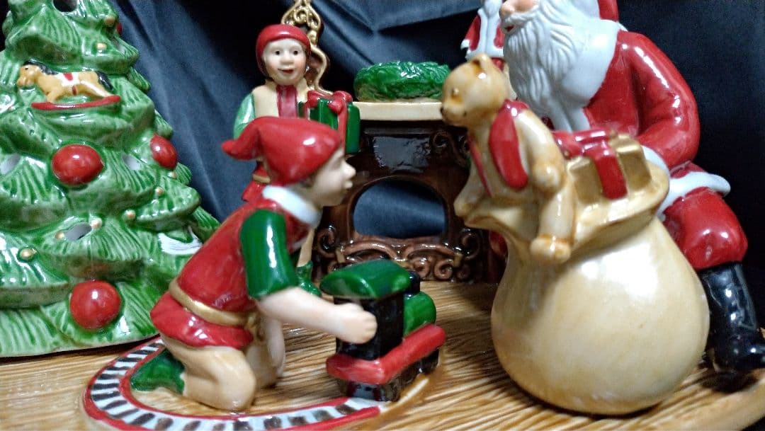 ビレロイボッホ　サンタとエルフと暖炉の置物