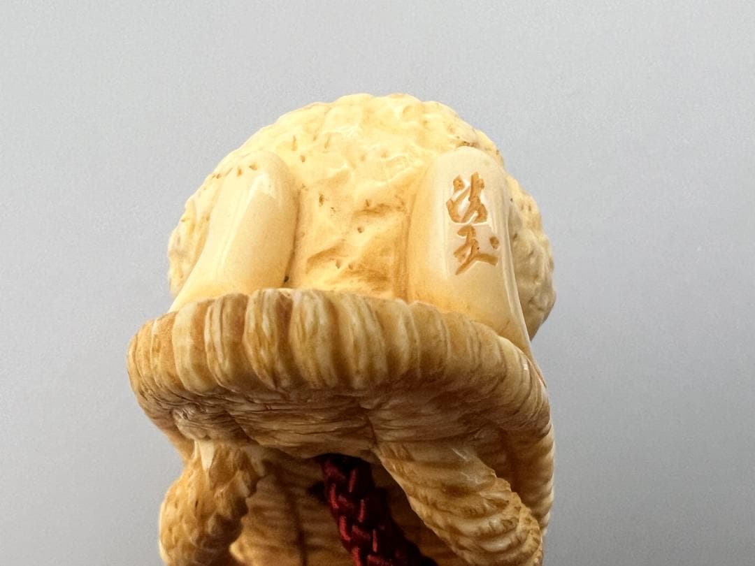 印籠 時代 三段 緒締 提げ物 草履に蛙根付 在銘 細密細工 重量約49g