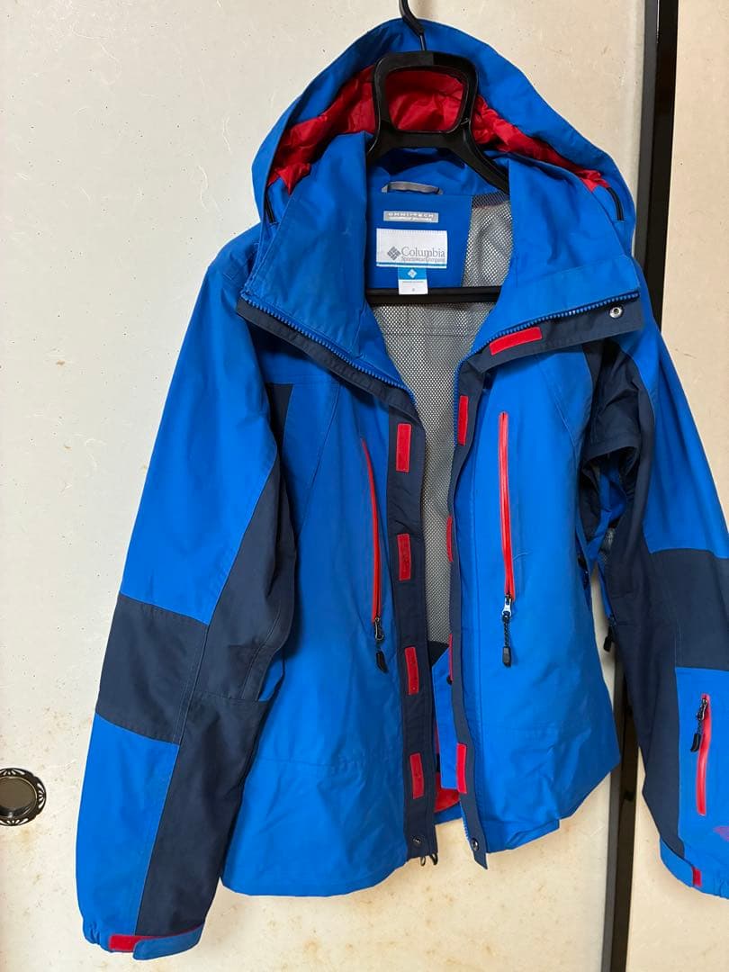 青いフード付きスキーウェア