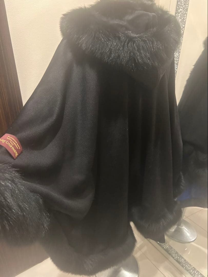 りりー❣️カシミヤフォックスファートリム大判マント　ポンチョ着丈83センチ