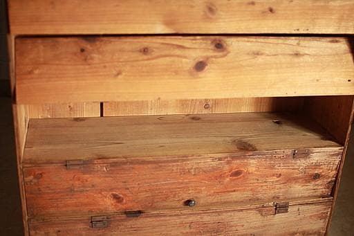 古く味のあるパタパタ扉の木製収納棚　収納棚　食器棚　カップボード　古家具　古道具