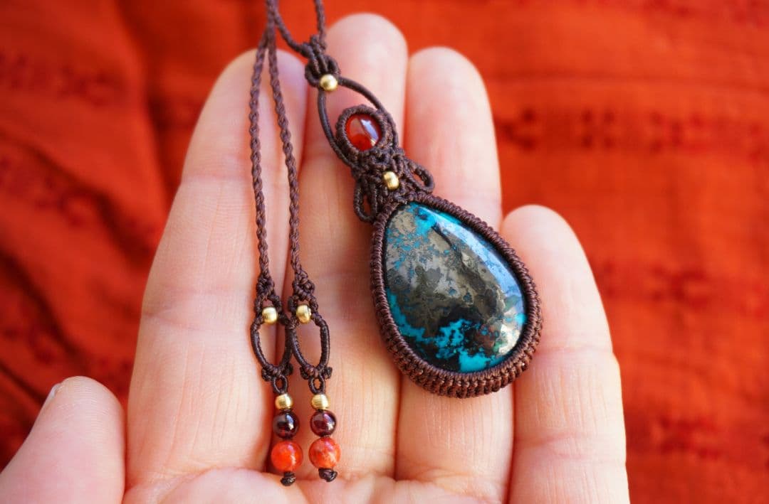 アズライトクリソコラinパイライト　ヘソナイトガーネット　マクラメ　ネックレス