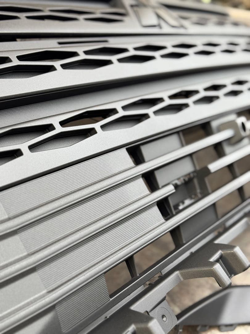 デリカd5 フロントグリル　ロアバンパー　ラプターライナー塗装　塗装後未使用