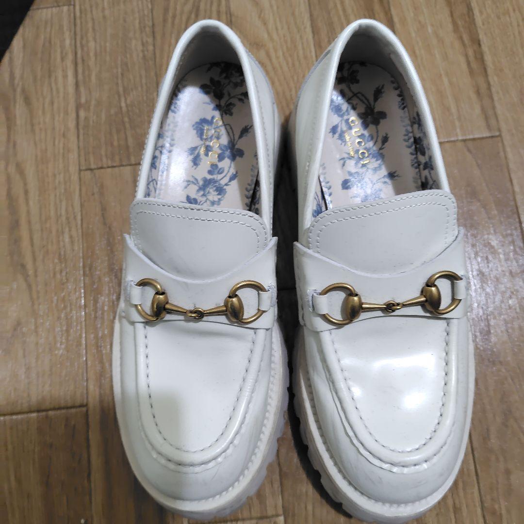 売り切り　GUCCI ホワイト ローファー 蜂刺繍　箱付き