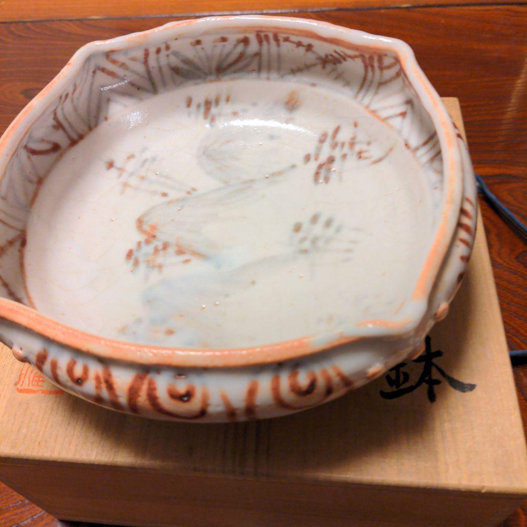 花と山模様の菓子器