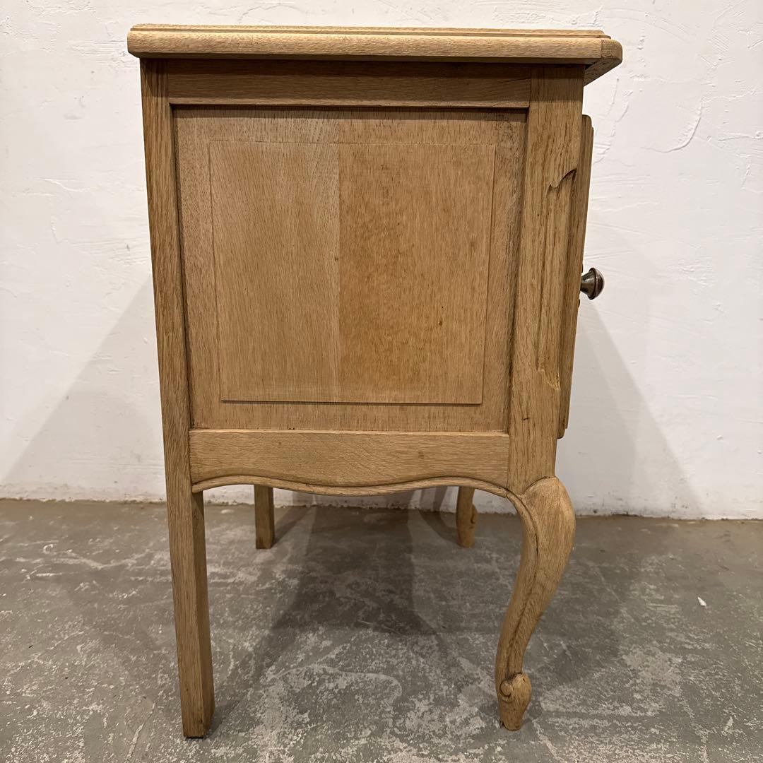 ビンテージ　木製サイドテーブル　猫脚　剥離　ベッドサイドテーブル